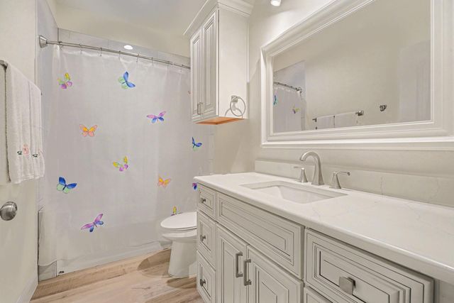 3633 E Meadow Ln, Dickinson, TX 77539