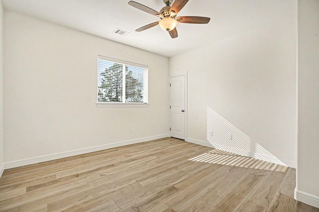 3633 E Meadow Ln, Dickinson, TX 77539