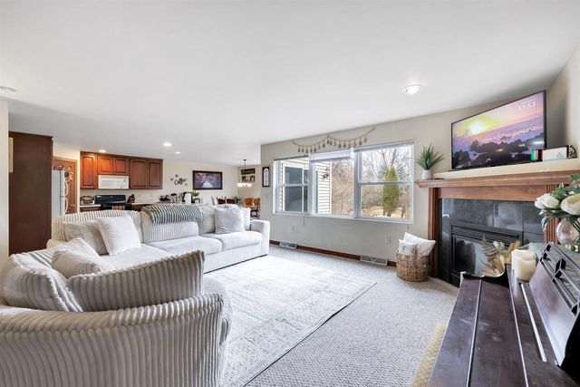 715 EDGE POINT COURT, De Pere, WI 54115