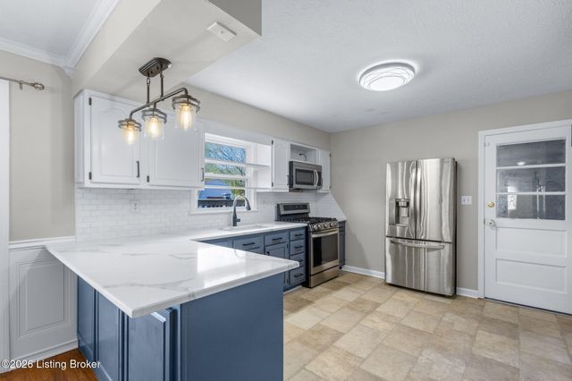 9020 Wooddale Dr, Louisville, KY 40272