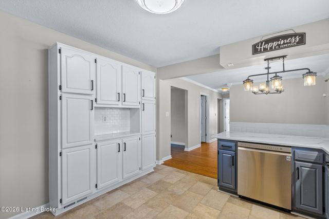 9020 Wooddale Dr, Louisville, KY 40272