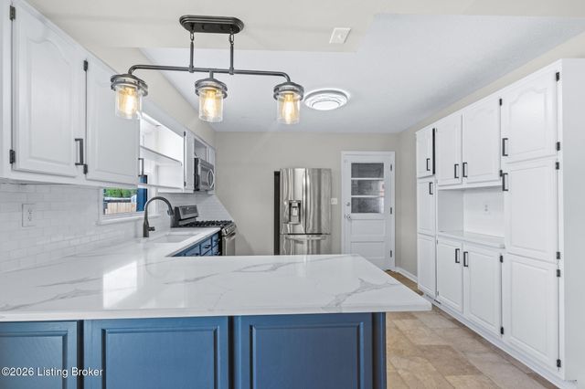 9020 Wooddale Dr, Louisville, KY 40272