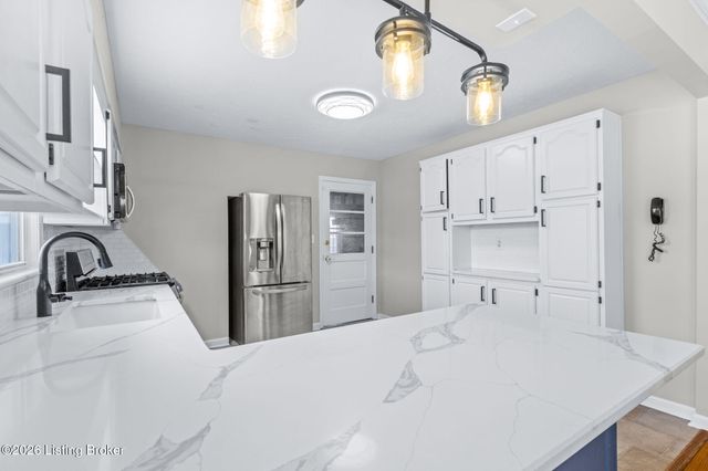 9020 Wooddale Dr, Louisville, KY 40272