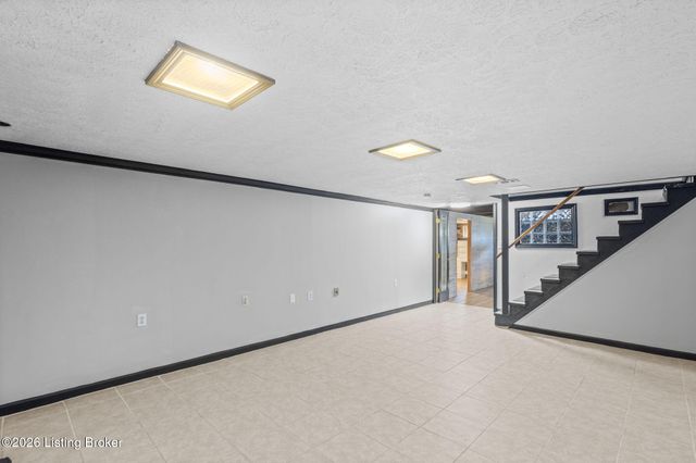 9020 Wooddale Dr, Louisville, KY 40272