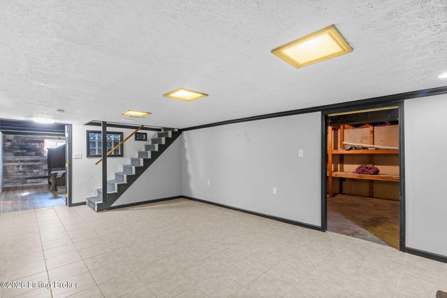 9020 Wooddale Dr, Louisville, KY 40272