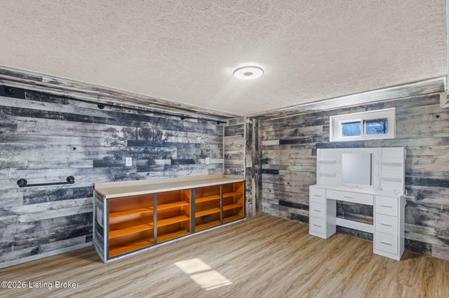 9020 Wooddale Dr, Louisville, KY 40272