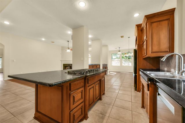 9902 Autumn Lake Trail, Pearland, TX 77584
