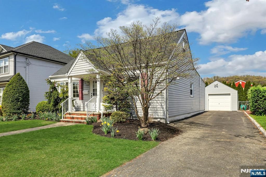 16 Maple Hill Road, Clifton, NJ 07013