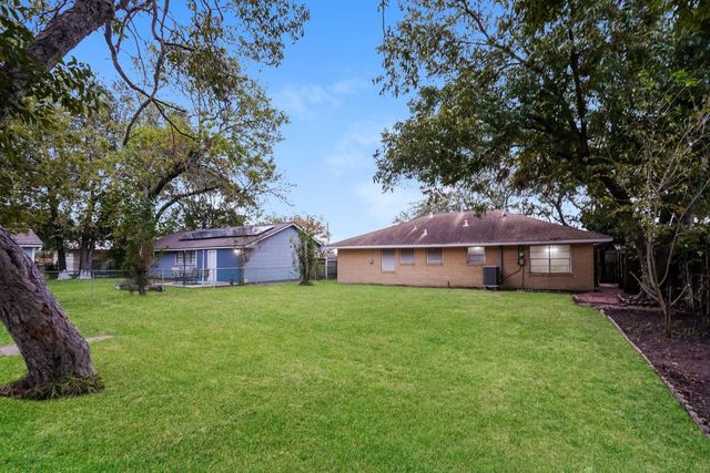 1610 13th Avenue N, Texas City, TX 77590