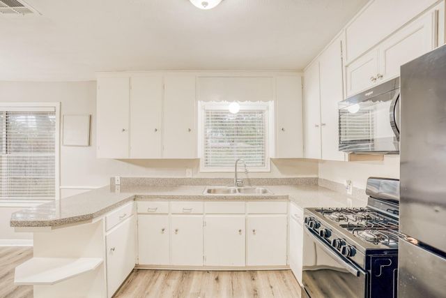 1610 13th Avenue N, Texas City, TX 77590