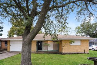 1610 13th Avenue N, Texas City, TX 77590
