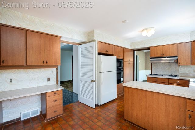 19646 Wilshire Boulevard, Beverly Hills Village, MI 48025