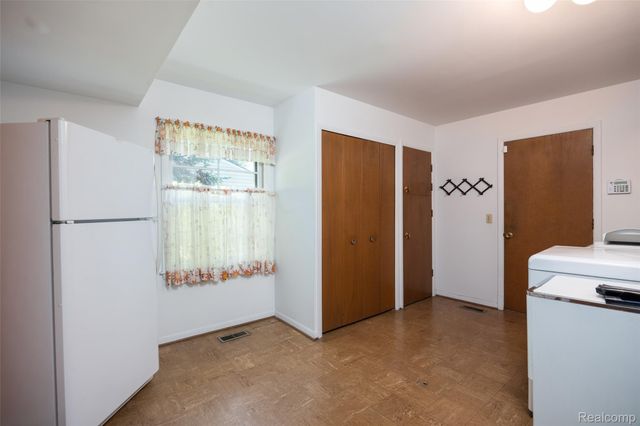 19646 Wilshire Boulevard, Beverly Hills Village, MI 48025