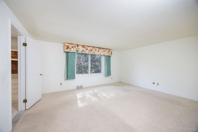 19646 Wilshire Boulevard, Beverly Hills Village, MI 48025