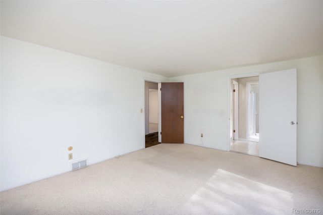 19646 Wilshire Boulevard, Beverly Hills Village, MI 48025