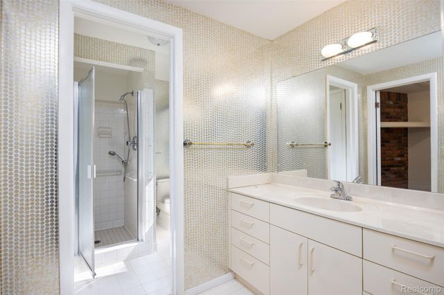 19646 Wilshire Boulevard, Beverly Hills Village, MI 48025