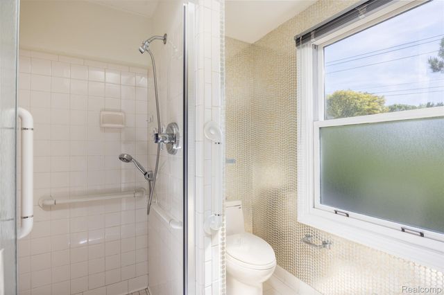 19646 Wilshire Boulevard, Beverly Hills Village, MI 48025