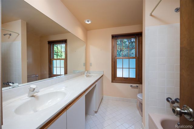 19646 Wilshire Boulevard, Beverly Hills Village, MI 48025