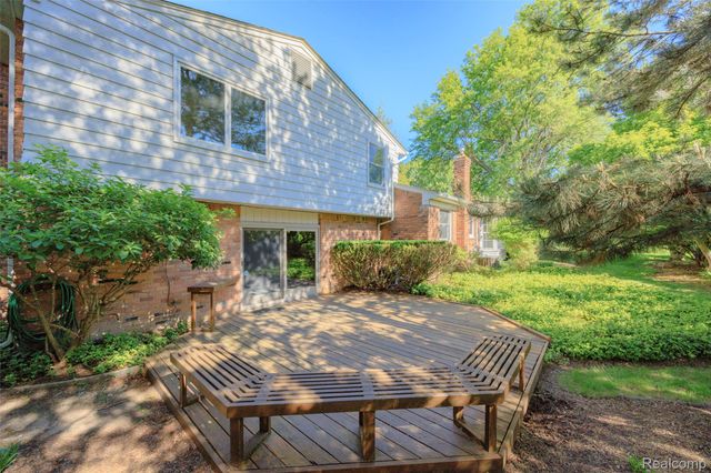 19646 Wilshire Boulevard, Beverly Hills Village, MI 48025