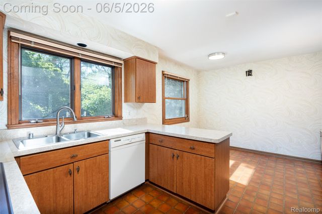 19646 Wilshire Boulevard, Beverly Hills Village, MI 48025