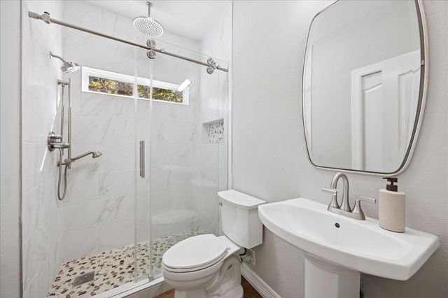 313 Regal Court, Bellville, TX 77418