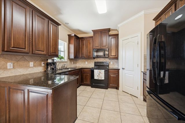 313 Regal Court, Bellville, TX 77418