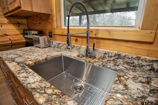 5051 Sunbird Dr, Chandler, TX 75758