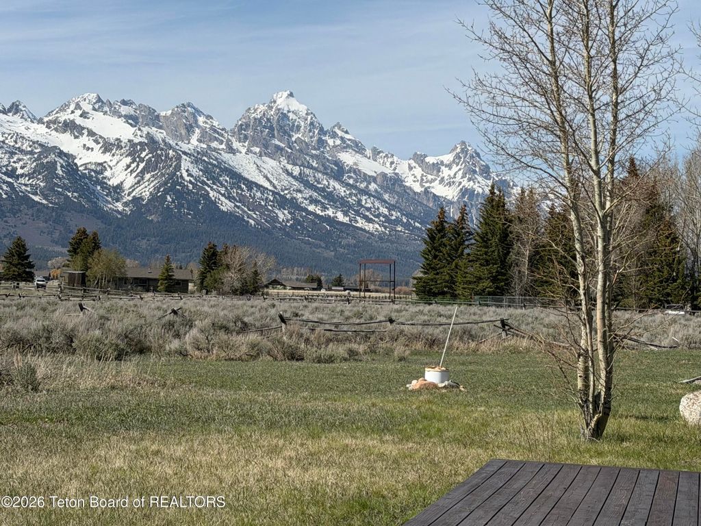 7505 N ROBERTA Drive, Jackson, WY 83001 photo 2
