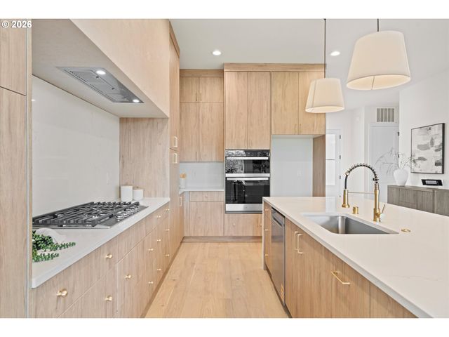 2040 S RIVER Rd, Kelso, WA 98626