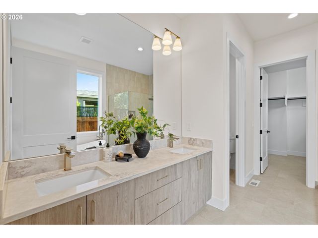 2040 S RIVER Rd, Kelso, WA 98626