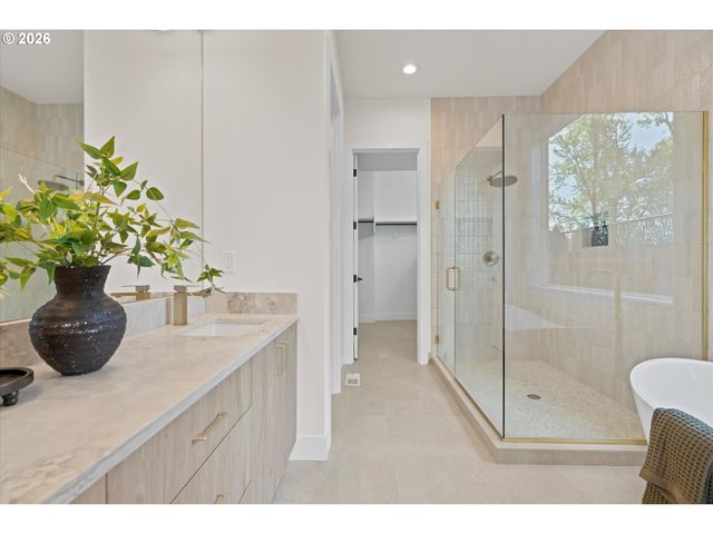 2040 S RIVER Rd, Kelso, WA 98626