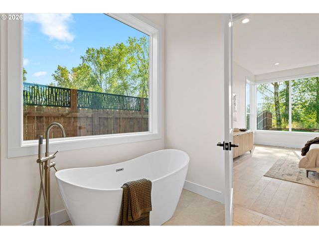 2040 S RIVER Rd, Kelso, WA 98626