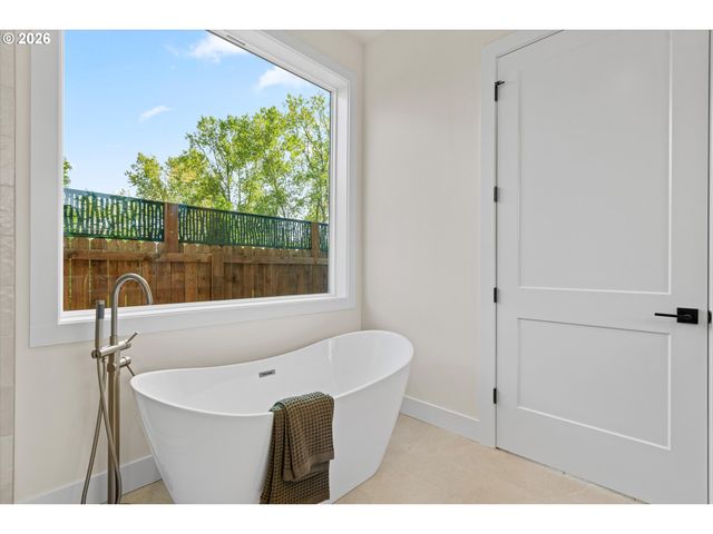 2040 S RIVER Rd, Kelso, WA 98626