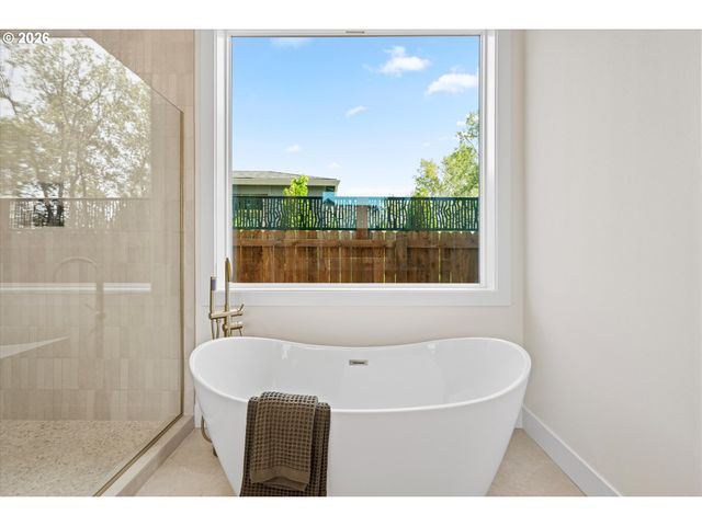 2040 S RIVER Rd, Kelso, WA 98626