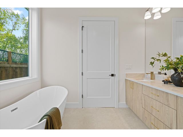 2040 S RIVER Rd, Kelso, WA 98626