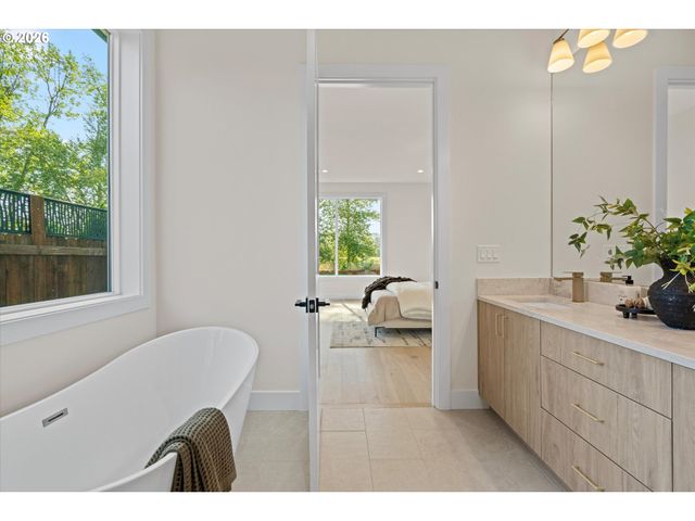 2040 S RIVER Rd, Kelso, WA 98626