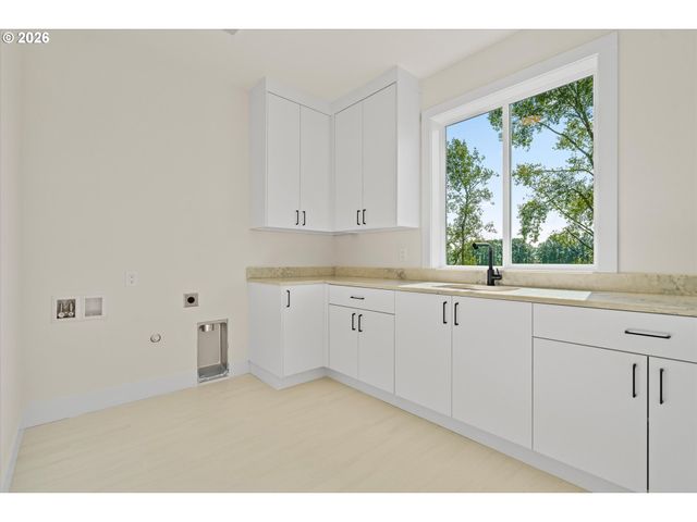 2040 S RIVER Rd, Kelso, WA 98626