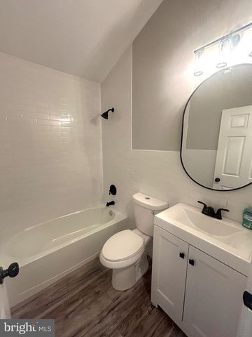 240 GOLDENRIDGE DR, Levittown, PA 19057