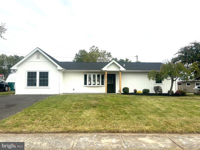 240 GOLDENRIDGE DR, Levittown, PA 19057