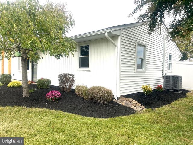 240 GOLDENRIDGE DR, Levittown, PA 19057