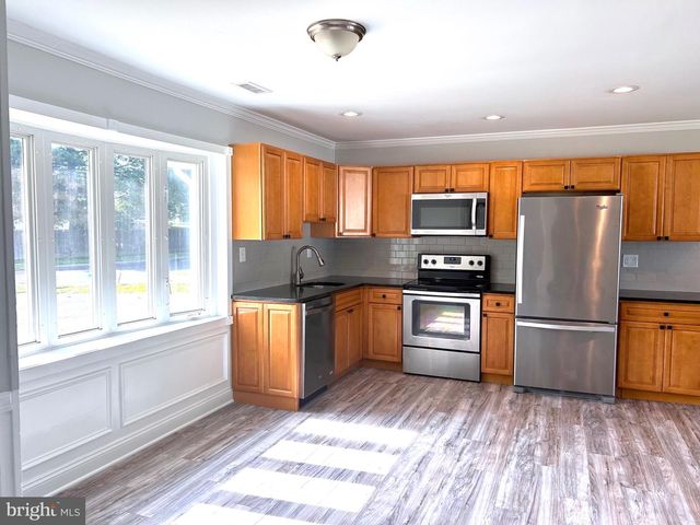240 GOLDENRIDGE DR, Levittown, PA 19057