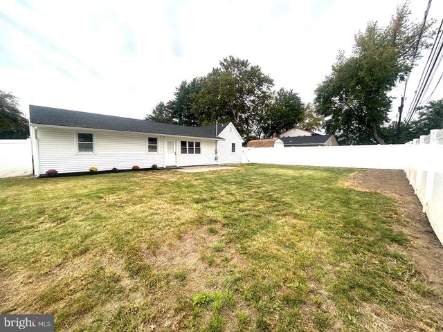 240 GOLDENRIDGE DR, Levittown, PA 19057