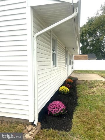 240 GOLDENRIDGE DR, Levittown, PA 19057