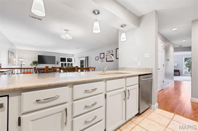 1610 Lake Knoll Drive 1N, Lake St Louis, MO 63367