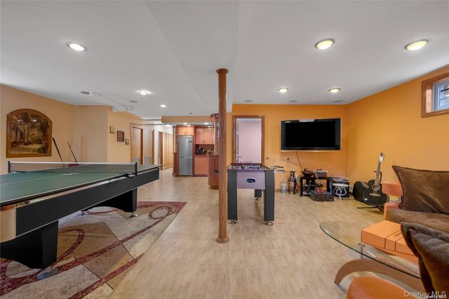 65-24 Ellwell Crescent, Rego Park, NY 11374