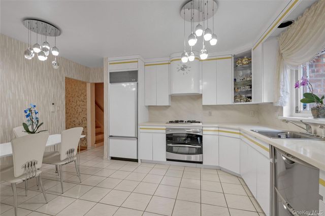 65-24 Ellwell Crescent, Rego Park, NY 11374