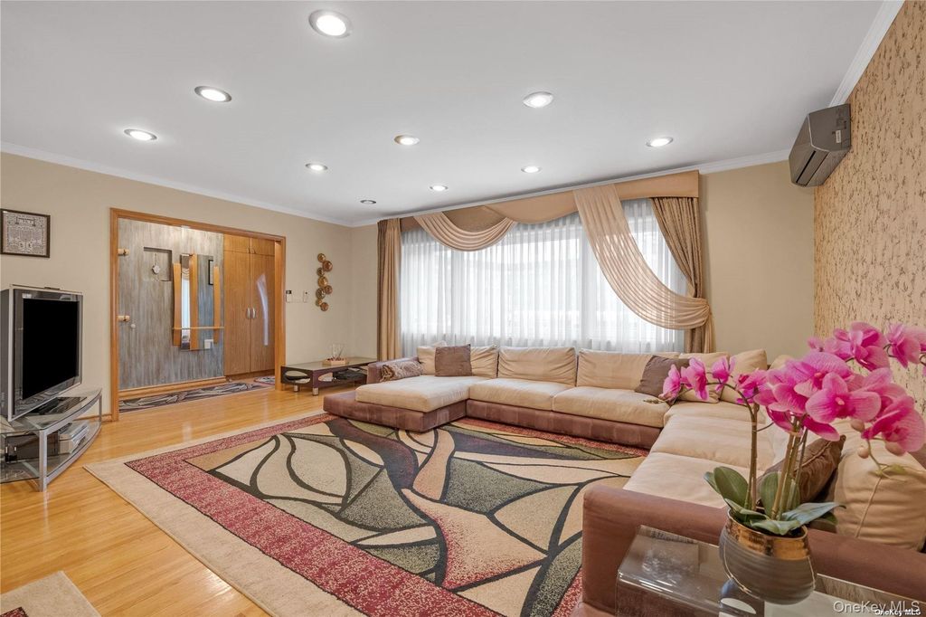 65-24 Ellwell Crescent, Rego Park, NY 11374 — photo 3