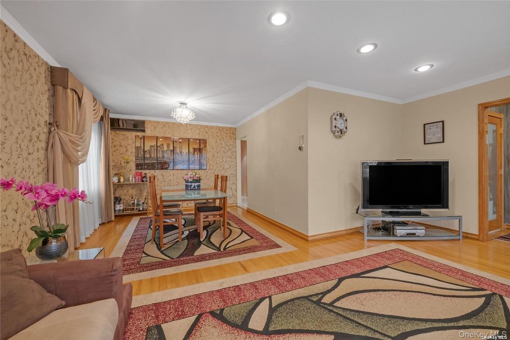 65-24 Ellwell Crescent, Rego Park, NY 11374 — photo 4
