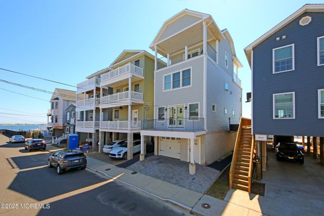 9 Sea Drift Avenue, Highlands, NJ 07732