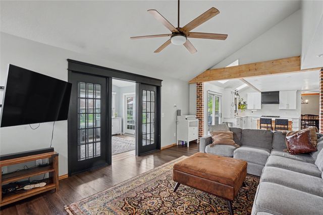 5975 S Winwood Drive, Johnston, IA 50131